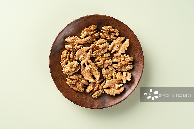 木碗里的去壳核桃仁图片素材