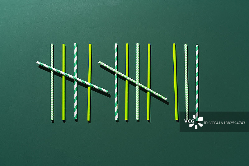 由绿色饮用吸管组成的计数图图片素材