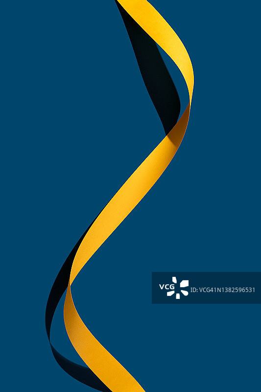 黄色长纸条的柔韧性概念图片素材