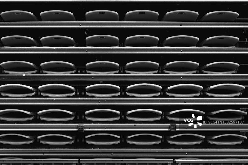 黑色背景下的折叠椅艺术背景图片素材