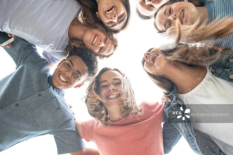 聚集在外的青少年图片素材