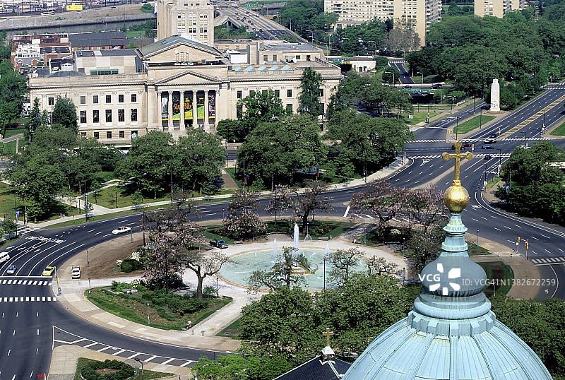 美国宾夕法尼亚州费城洛根圆环和斯旺纪念喷泉图片素材