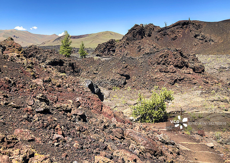 徒步穿越熔岩地区图片素材