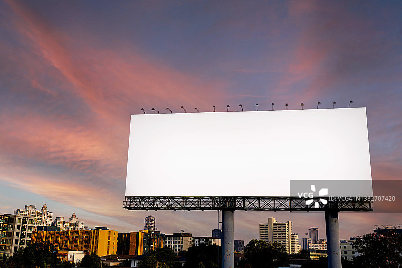 空白广告牌banner媒体展示和天空背景图片素材