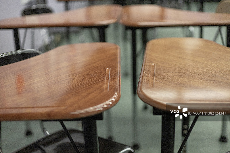 教室里的学生桌椅图片素材
