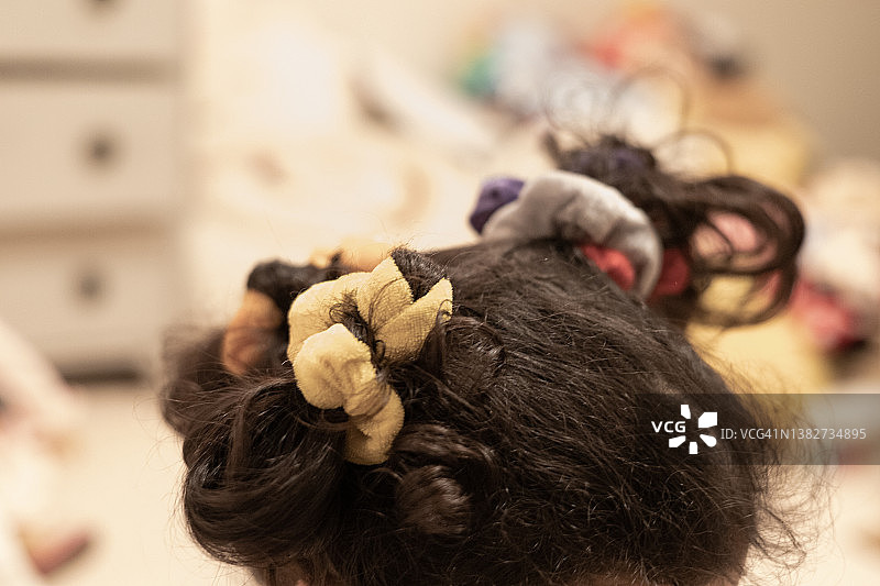 头发上戴着多个发圈的年轻混血女孩图片素材