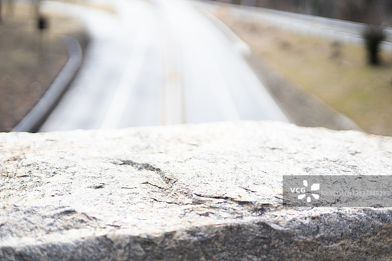 人行天桥上空旷高速公路远景虚化图片素材