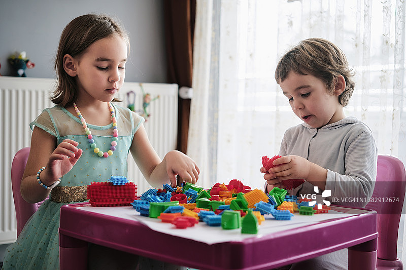 孩子们在家玩玩具图片素材