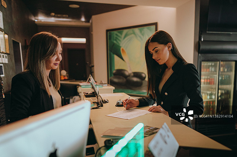 女商人在酒店前台办理入住图片素材