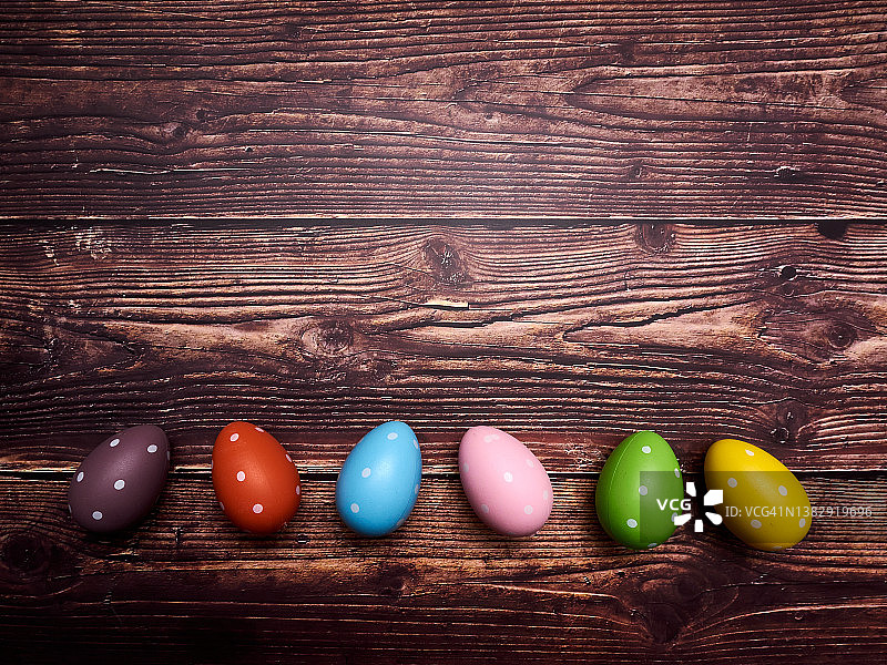 复活节彩蛋在木制背景图片素材