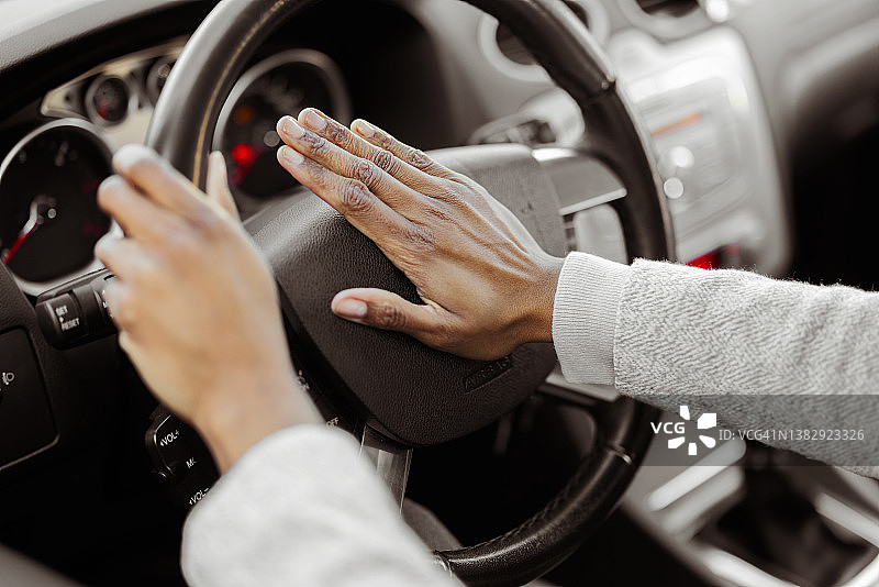 手按方向盘喇叭图片素材