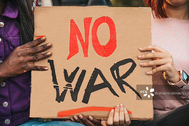 反对战争的游行人群图片素材