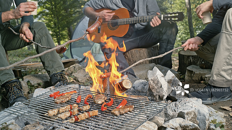 朋友们在篝火旁烤肉图片素材