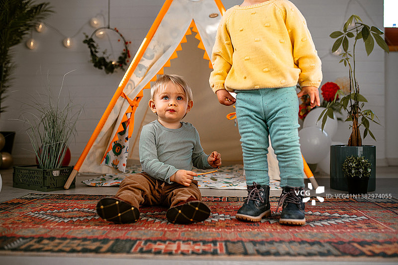两个小恶魔庆祝生日图片素材