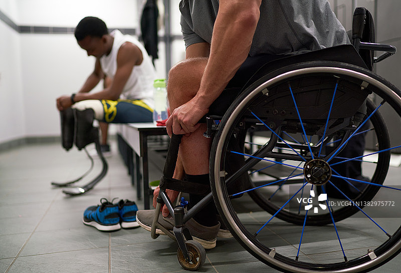更衣室里坐在轮椅上的截瘫运动员图片素材
