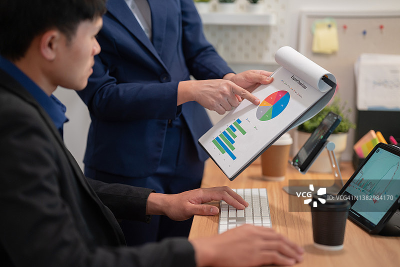 员工开始工作，办公室里的资深员工指导初级员工图片素材