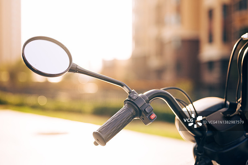 电动自行车把手和后视镜特写图片素材