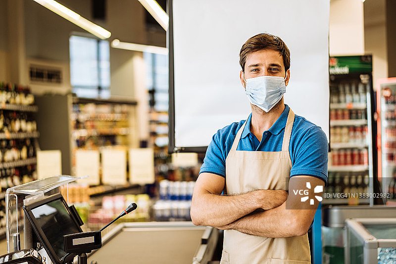 超市员工在收银台工作图片素材