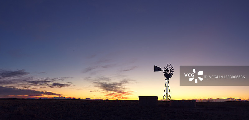乡村气象站风车日落景色图片素材