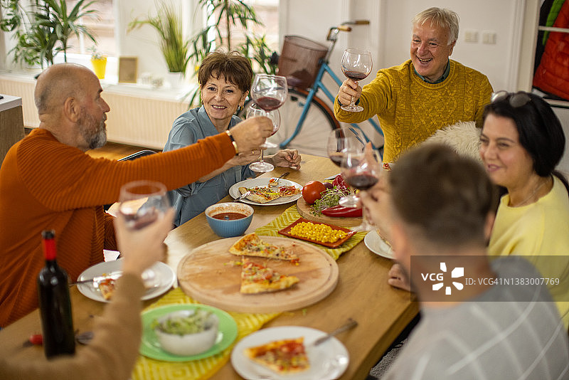 白人老年朋友在午餐聚会上举杯庆祝图片素材