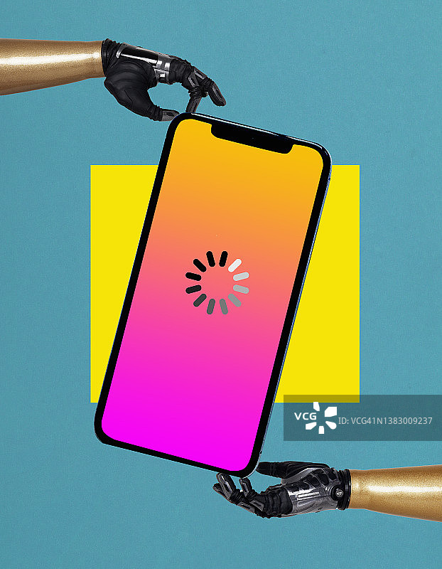 机器人手持带有加载图标的手机图片素材