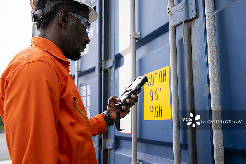 码头工人扫描集装箱货物，进出口概念图片素材