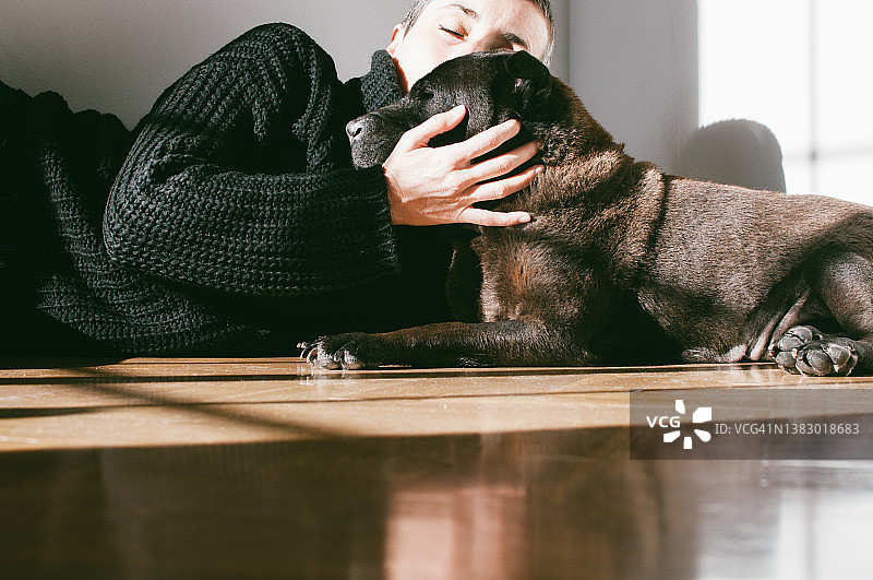 女人亲吻沙皮狗图片素材