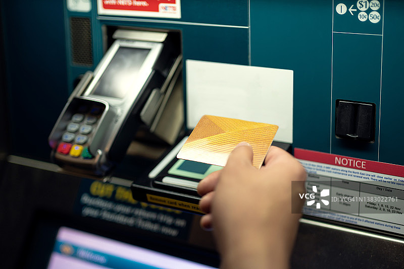 从售票机购买车票图片素材
