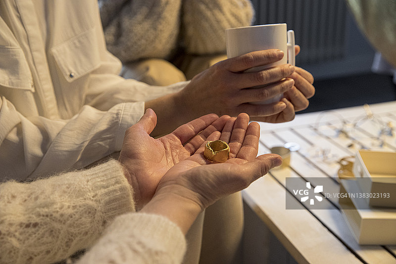 人们挑选珠宝首饰图片素材