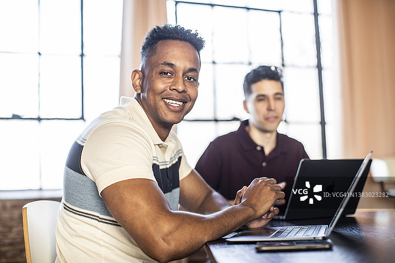 在现代办公场所的年轻职业男性肖像图片素材