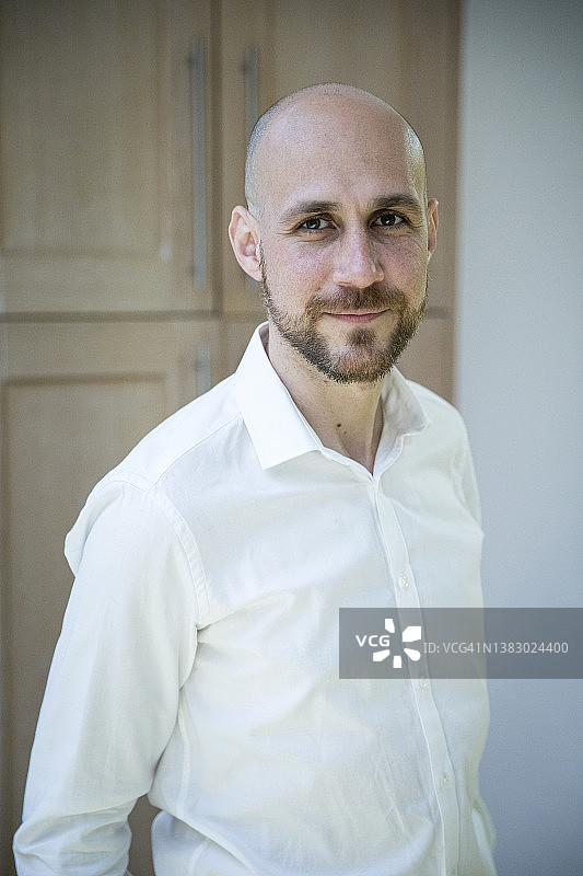 看着镜头的男子肖像图片素材