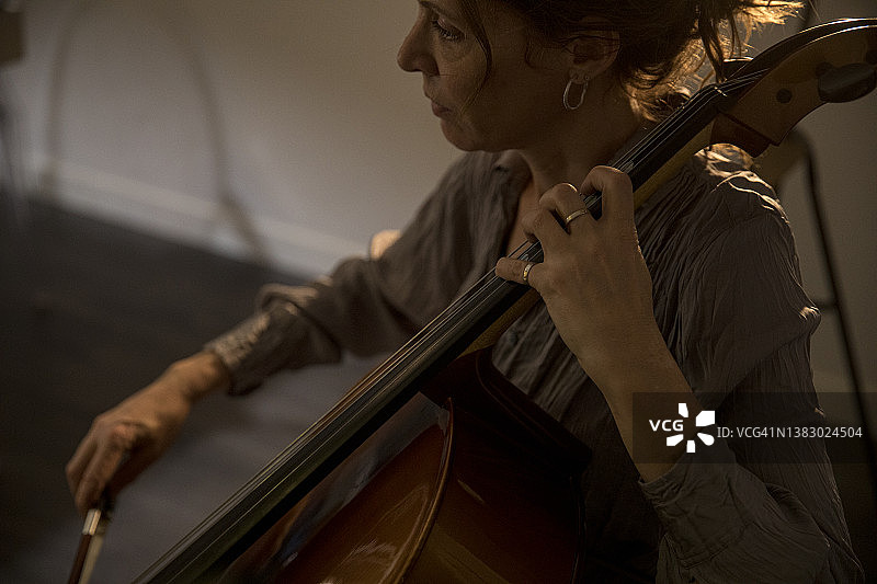 女人在家拉大提琴图片素材