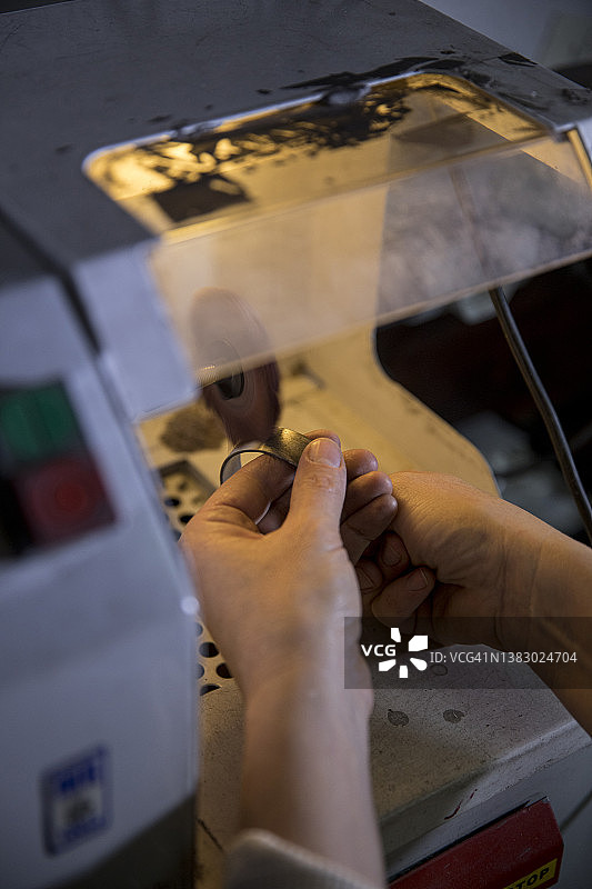 在工作室工作的工匠珠宝女商人图片素材