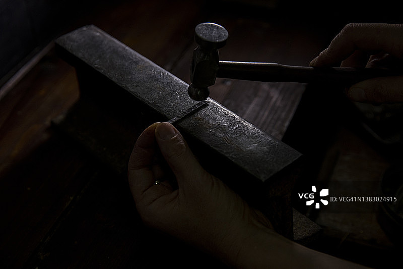 女珠宝匠人在工作室工作图片素材