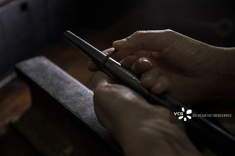 女珠宝匠人在工作室工作图片素材