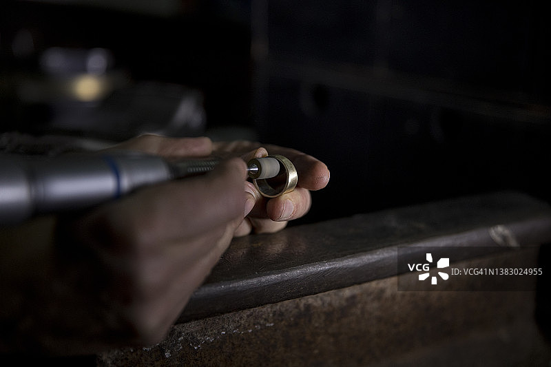 女珠宝匠人在工作室工作图片素材