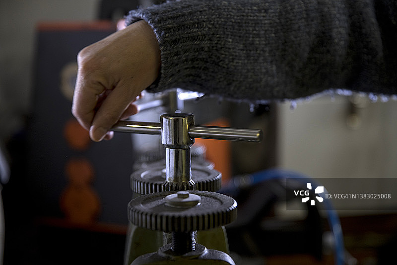 女珠宝匠人在工作室工作图片素材