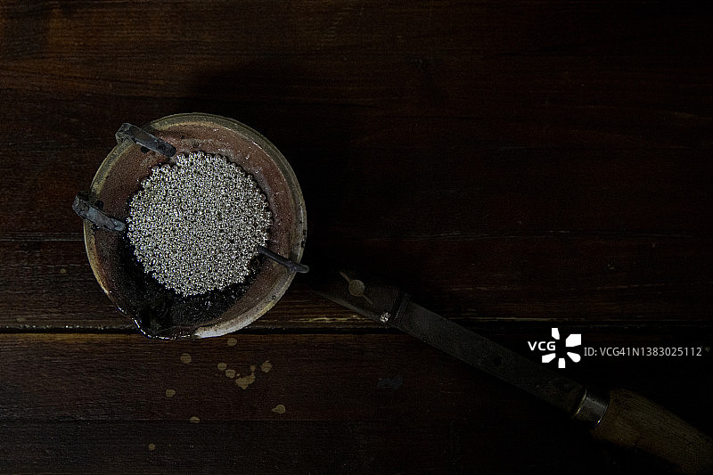 珠宝工坊中的银球图片素材