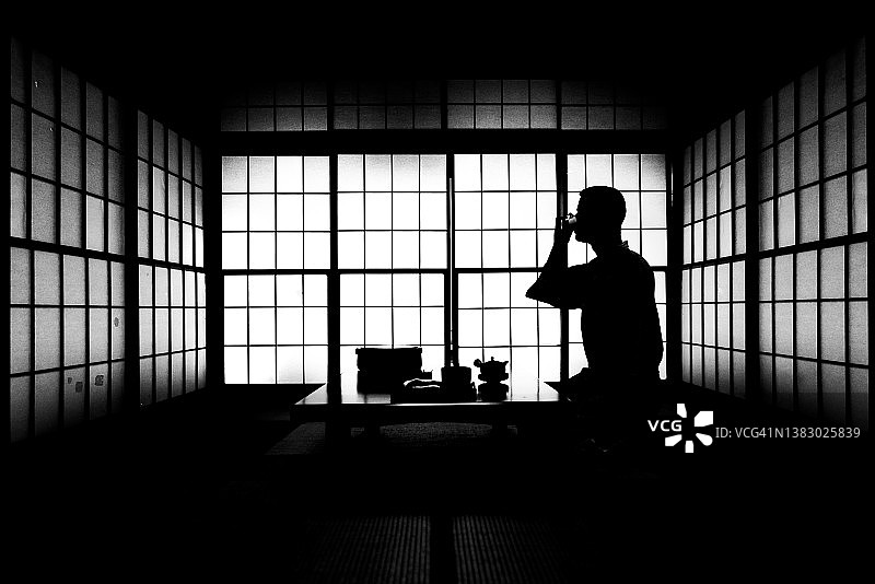 黑白室内：日本男人品茶的剪影图片素材