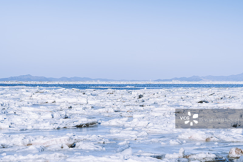 海岸线背景下的海冰图片素材