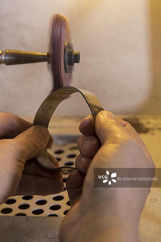 在工作室工作的工匠珠宝女商人图片素材