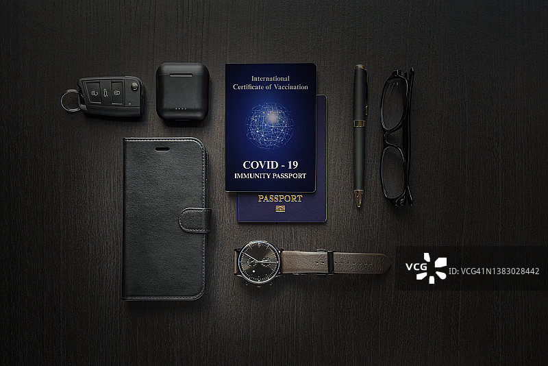 科技感桌上的COVID-19免疫护照图片素材