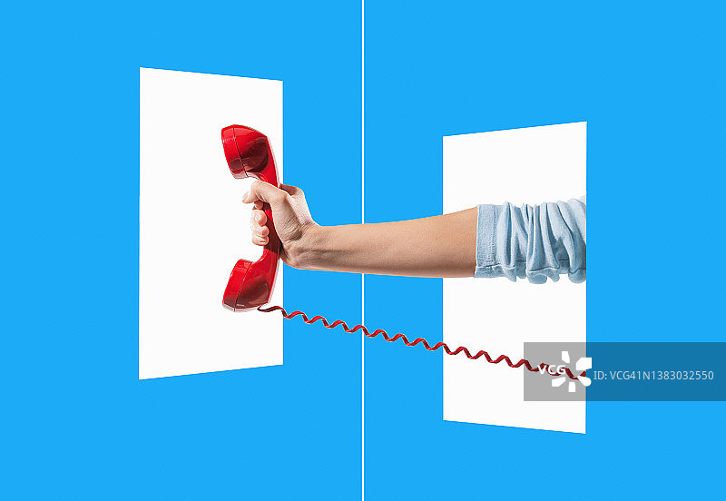 女人手持红色电话图片素材