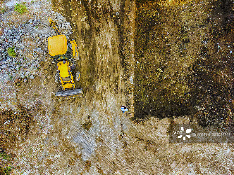 挖掘机从地块上挖掘泥土图片素材