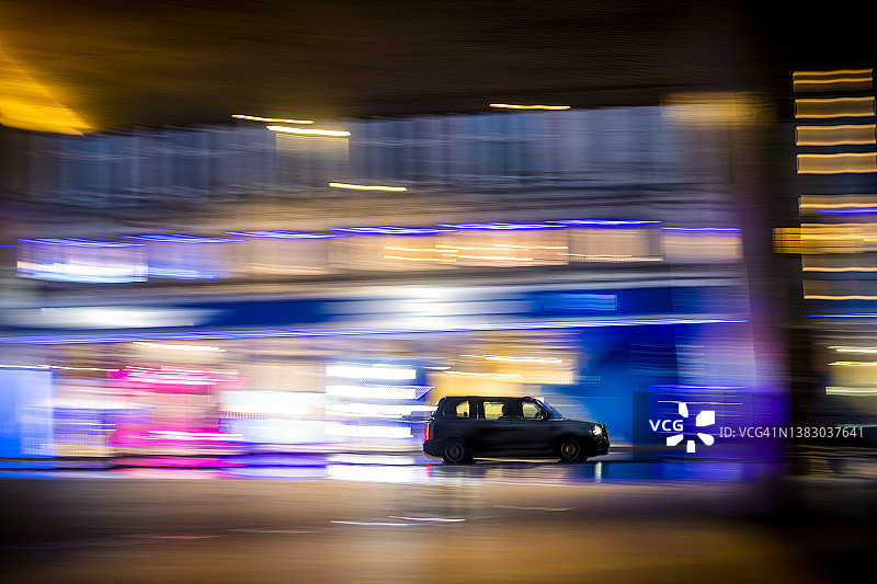 夜晚伦敦街头的黑色出租车图片素材
