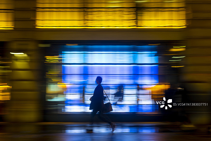 夜晚伦敦街头的商人图片素材