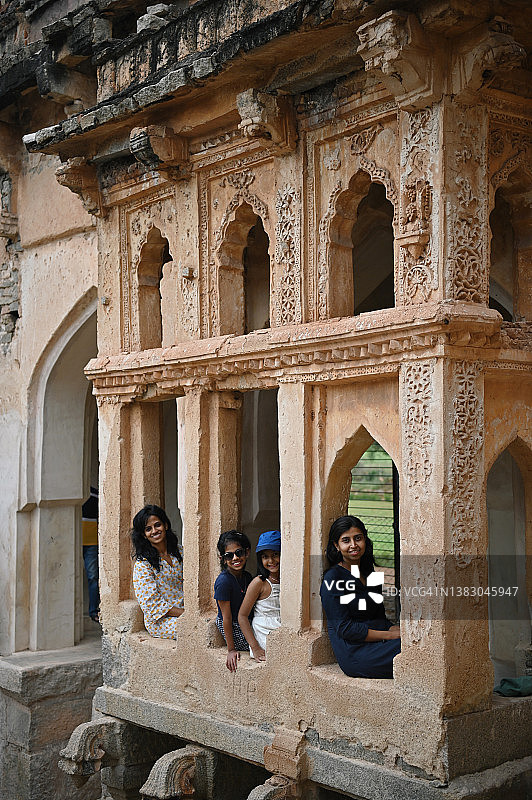 游客探索历史遗址图片素材