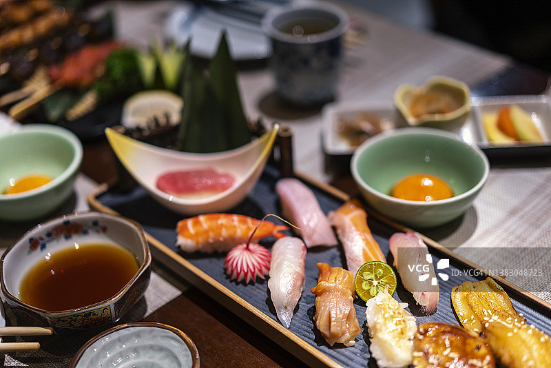 餐桌上的寿司拼盘特写图片素材