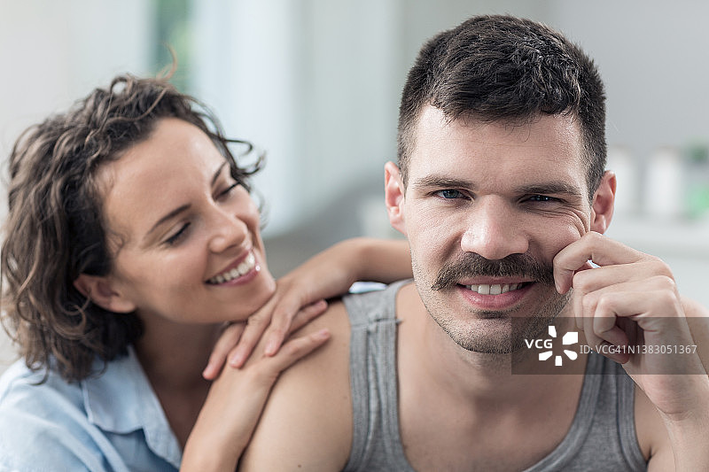 卧室里的年轻夫妇图片素材