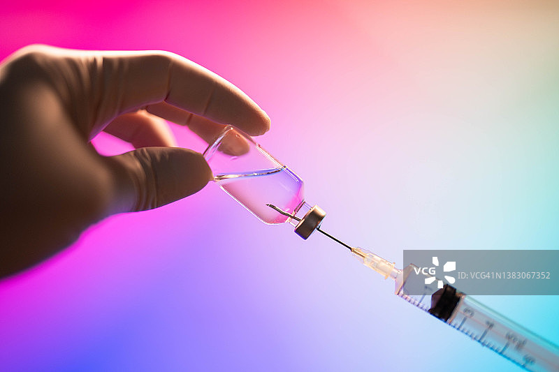 注射器插入疫苗瓶图片素材